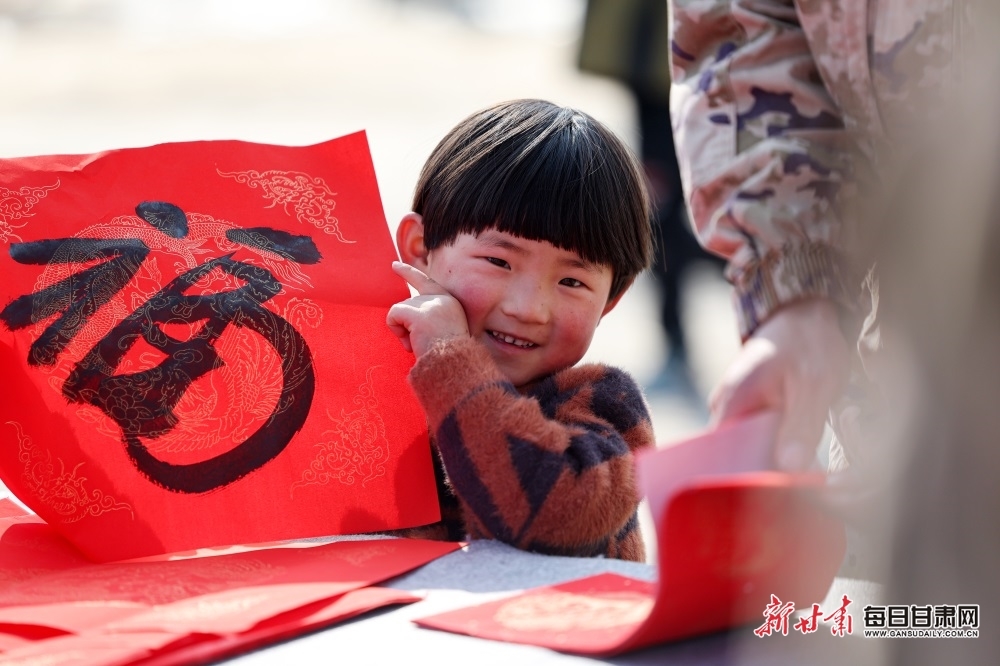 1月30日，在积石山县刘集乡阳洼村，小朋友展示武警官兵送的“福”字。