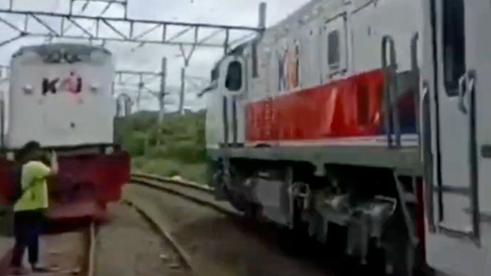 印尼14岁男孩站轨道上拍火车，同行朋友意外拍下他被撞身亡瞬间