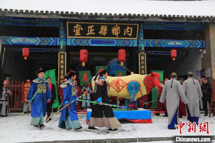 2月4日，河南南阳，内乡县衙博物馆“打春牛”民俗表演现场。岳立摄