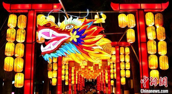 资料图：图为流光溢彩的龙灯长廊。陈英清 摄