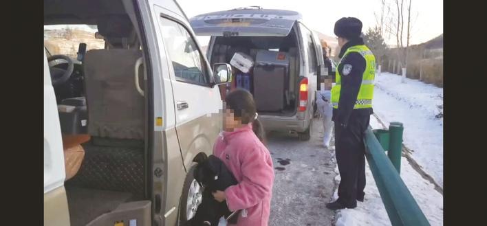 民警帮忙转运旅客 警方供图