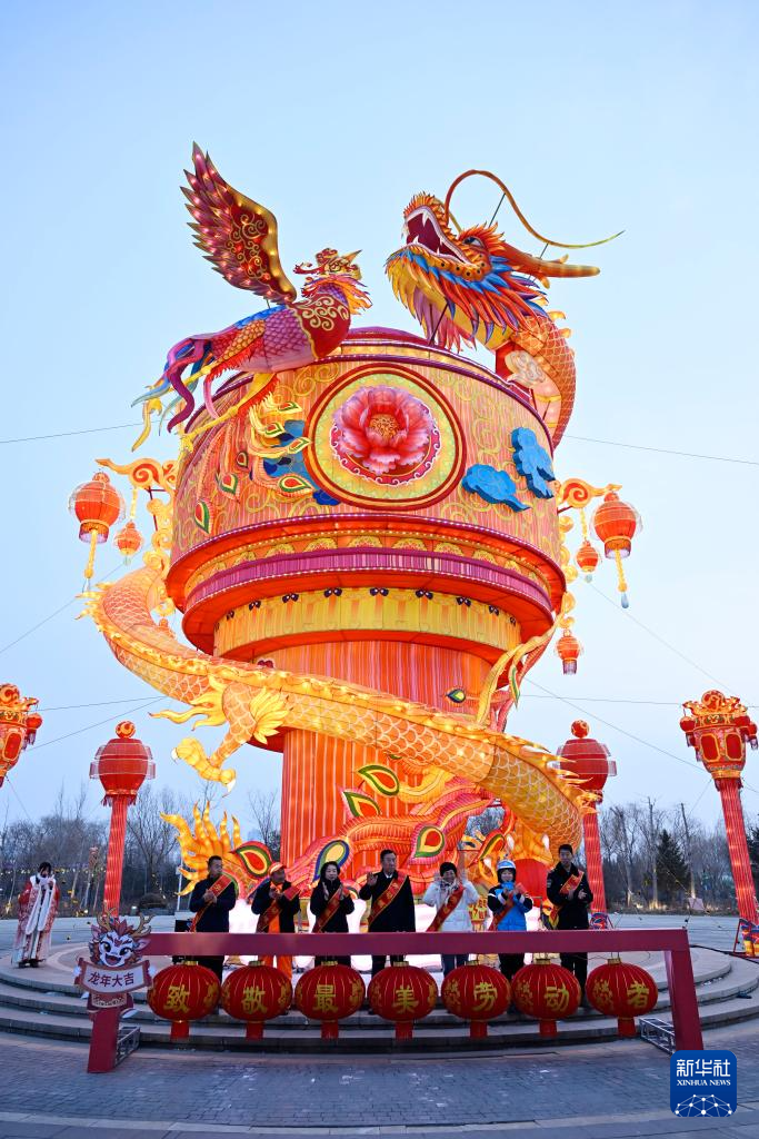 湖北>资讯>新闻图库>正文>2月7日,宁夏银川市举行"百名劳模赏花灯,迎