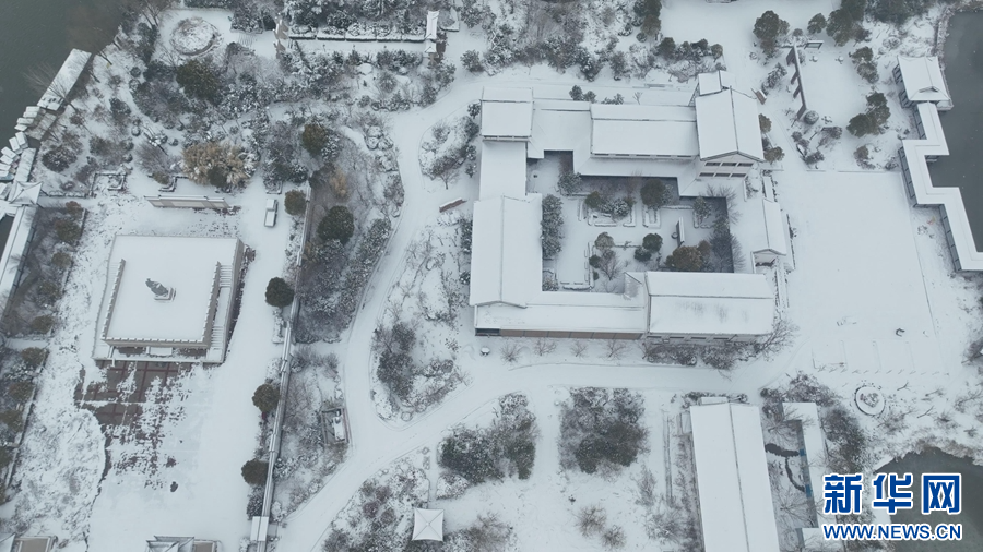 2月4日,河南省商丘市睢县,大雪覆盖下的北湖景区宛若一幅水墨画。