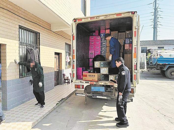 查获非法运输烟花爆竹的货车 通讯员供图