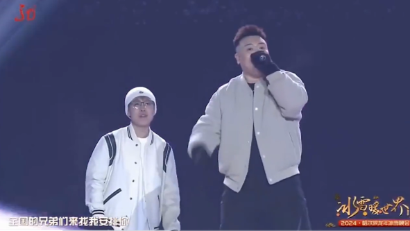 歌手乌兰图雅等嘉宾演唱的唱流行金曲和爱国情怀歌曲将现场气氛推向