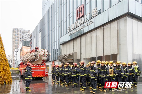 长沙市消防救援支队开展高层建筑灭火救援综合实战演练，队伍现场集结。