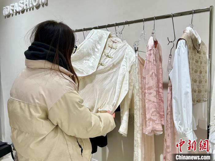 图为一名顾客正在挑选“新中式”服装。朱莹 摄