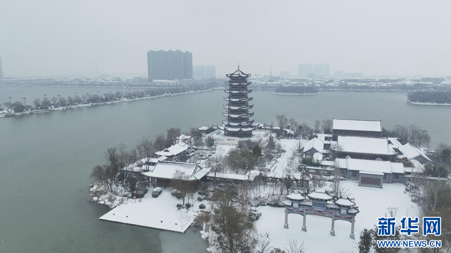 2月4日,河南省商丘市睢县,大雪覆盖下的北湖景区宛若一幅水墨画。