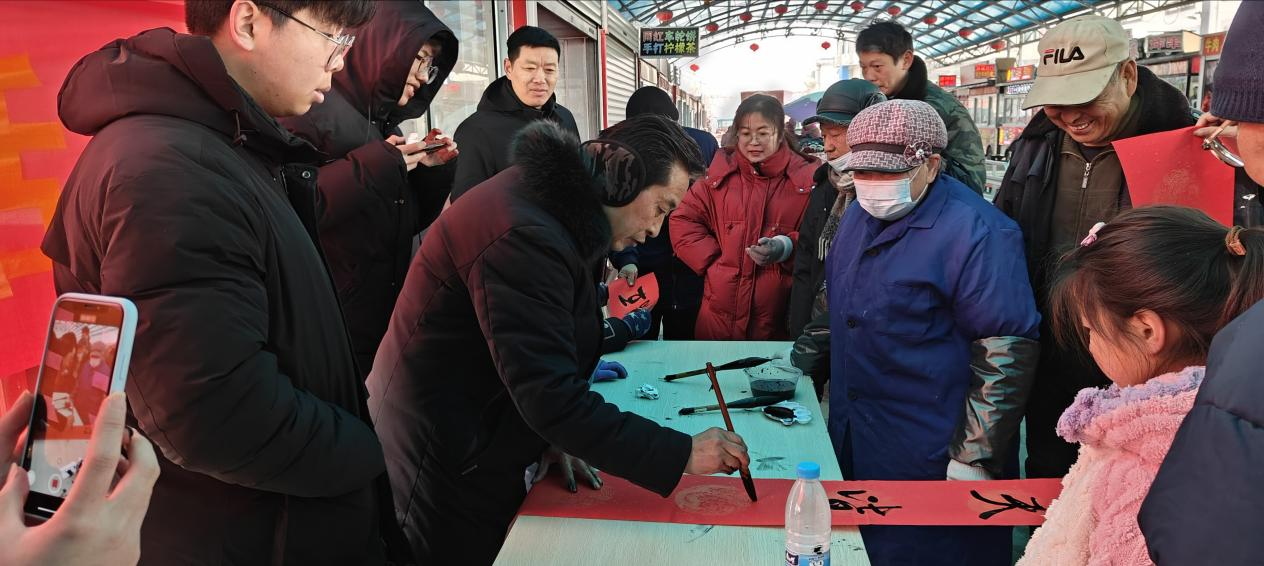 春到万家辰龙送福沛县敬安镇开展迎新春送春联活动