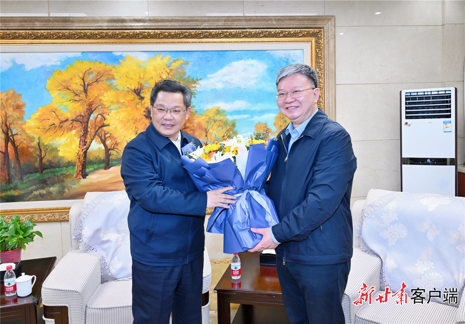 新春佳节到来之际,省委副书记、省长任振鹤日前在兰州走访看望了联系服务的院士专家,向他们致以节日的美好祝福。新甘肃·甘肃日报记者 盛学卿