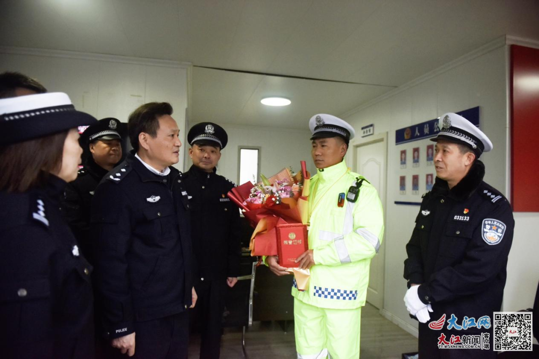 暖心劝离占道商贩的浮梁交警荣获二级嘉奖