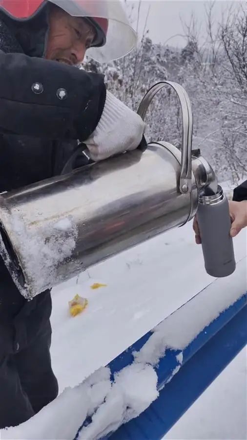 老人为高速路上的返乡人员倒热水 视频截图