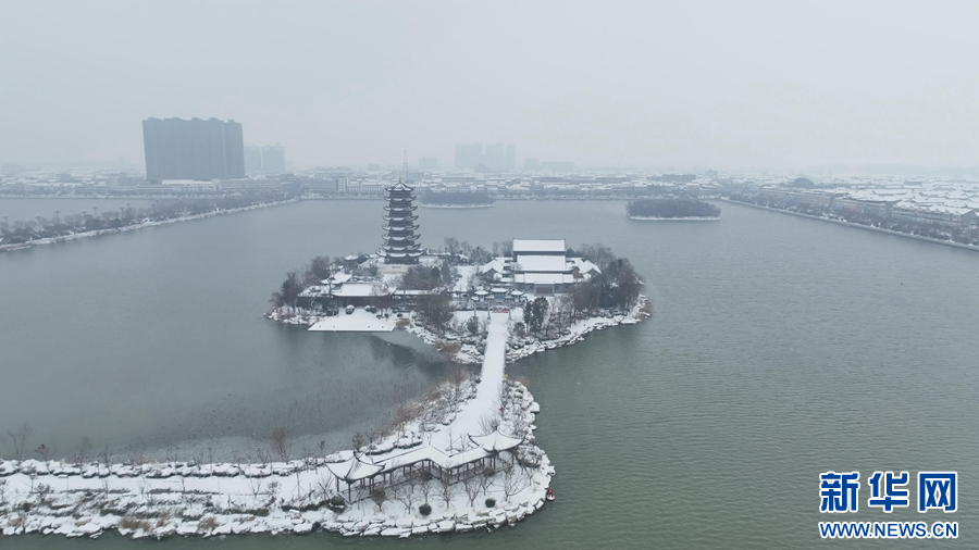 2月4日,河南省商丘市睢县,大雪覆盖下的北湖景区宛若一幅水墨画。