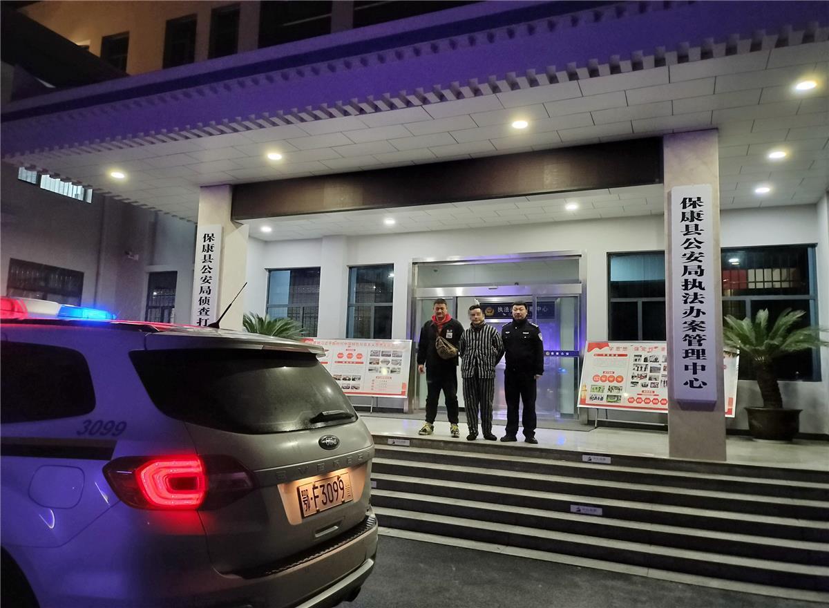 民警抓获一名贩毒犯罪嫌疑人（视频截图）