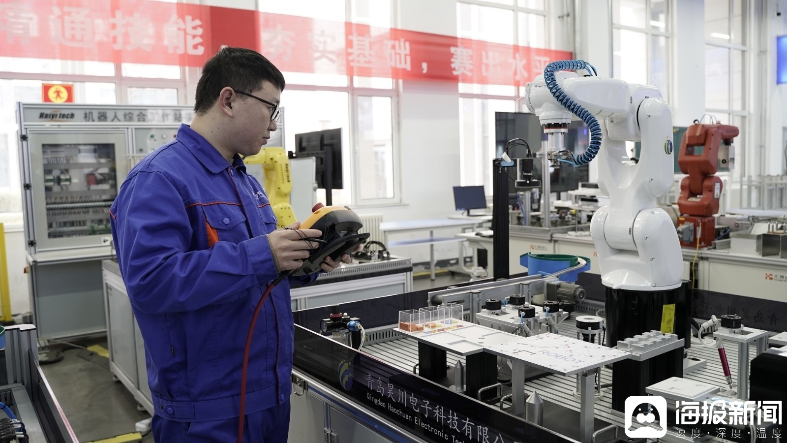 正在操作设备的陈愉聪