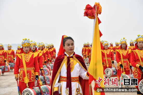 春节临近，兰州市榆中县城关镇兴隆山村的女子太平鼓队开始排练节目。姚智超　摄
