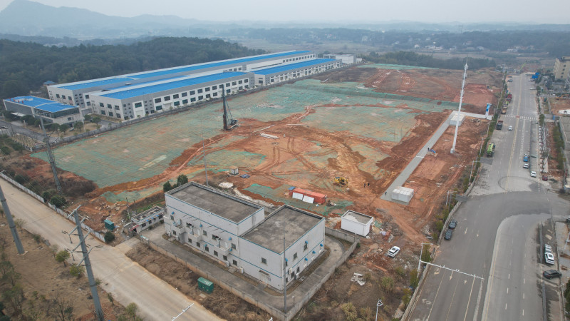 浙江吉成先进陶瓷材料产业基地项目目前已完成场平，正在进行桩基和地下工程施工。
