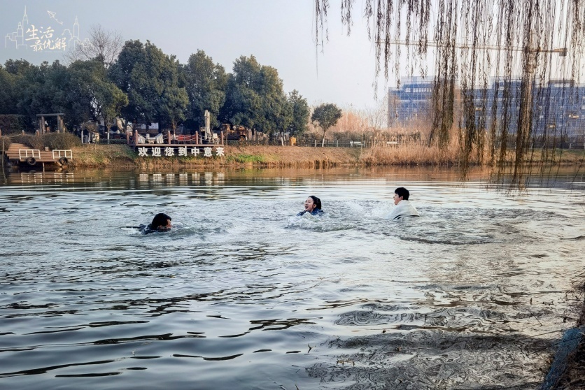 拍夏天的戏,演员却在"冬泳"