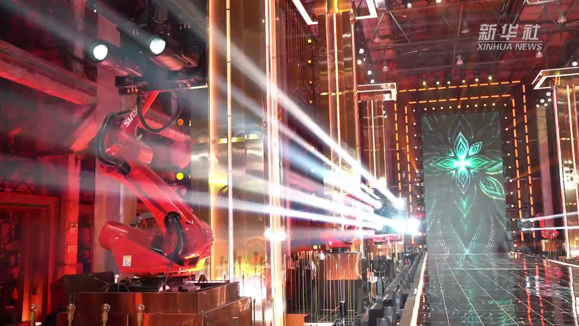 新松重载工业机器人首次亮相春晚舞台