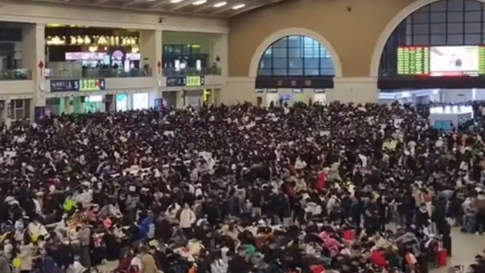 冰冻雨雪致武汉多趟列车停运大量旅客滞留，官方：不要贸然前往火车站