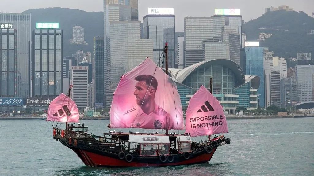 ▎为梅西访港造势，香港唯一仍在海上航行的中式古董帆船“鸭灵号”也换上了梅西头像的主帆。