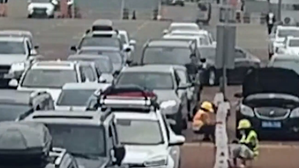 奔驰男砸车事件正面监控曝光！奔驰跟前车并道，奔驰男被顶后砸车