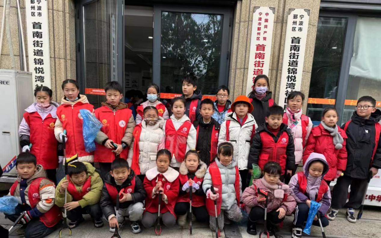 新春大扫除丨首南街道锦悦湾社区小小志愿者在行动