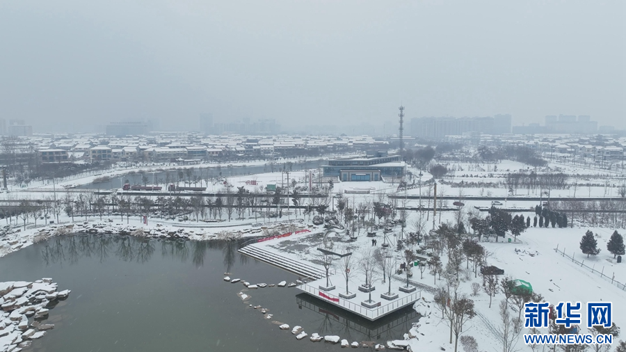 2月4日,河南省商丘市睢县,大雪覆盖下的北湖景区宛若一幅水墨画。