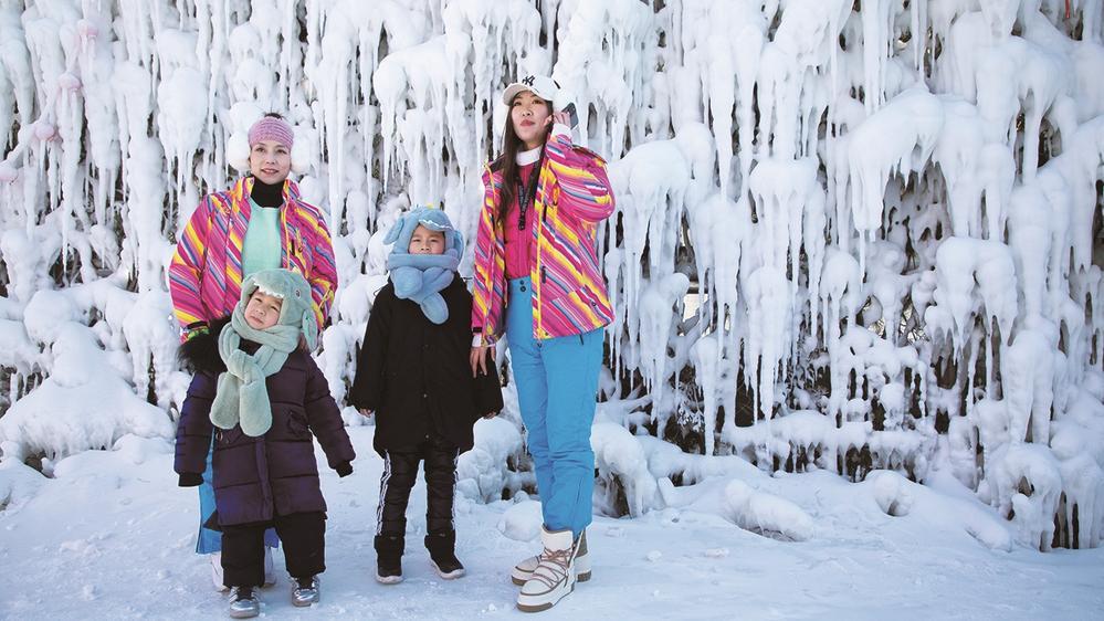 查干湖冰雪奇景吸引游客打卡。
