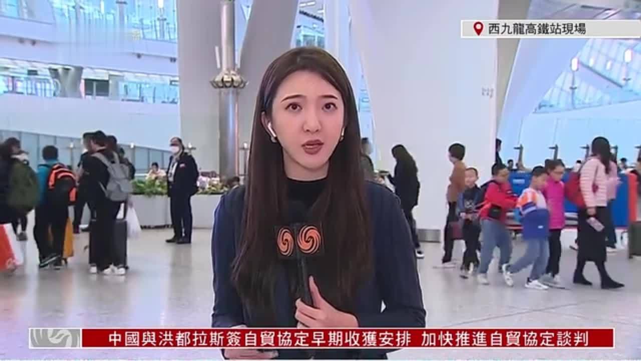 粤语报道记者连线西九龙高铁站乘客大排长龙入闸检票