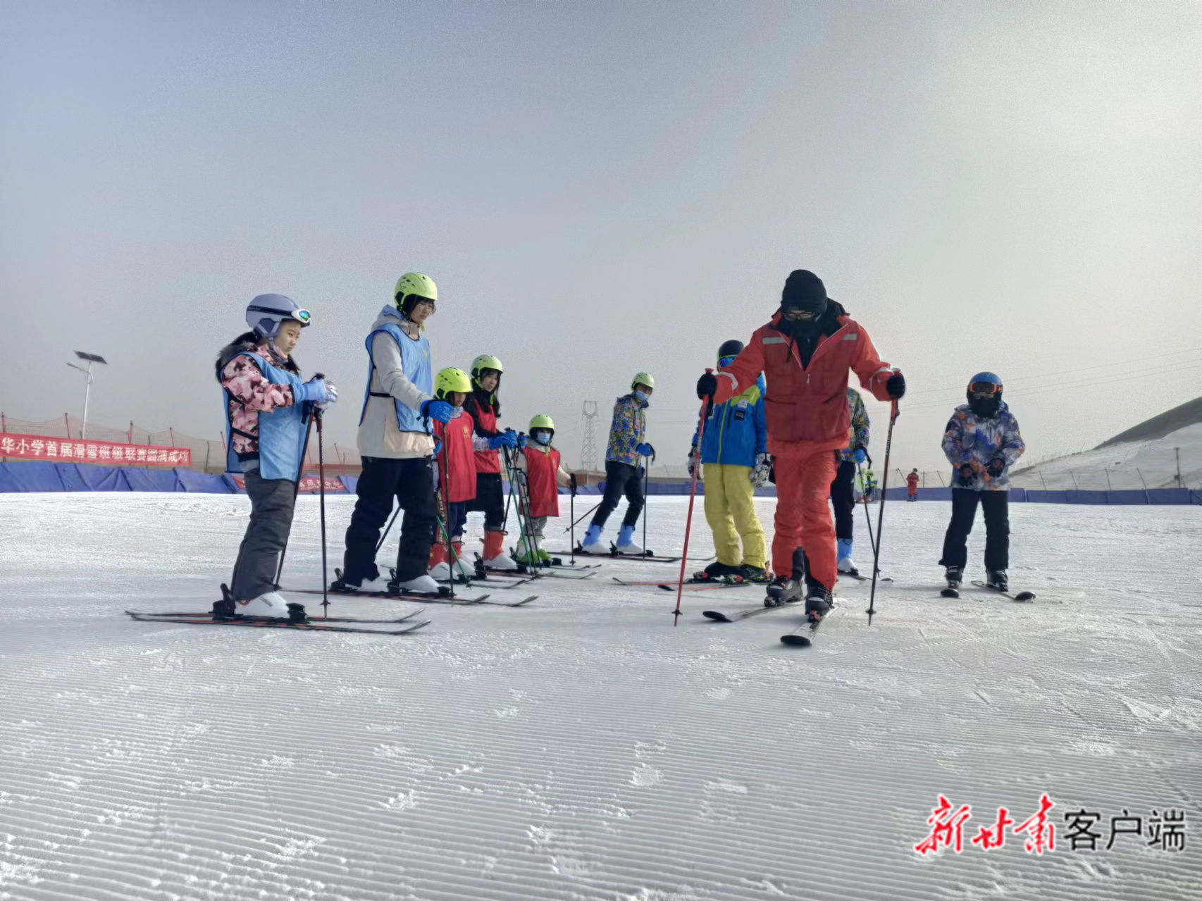 市民在兰州新区冰雪运动员训练中心滑雪