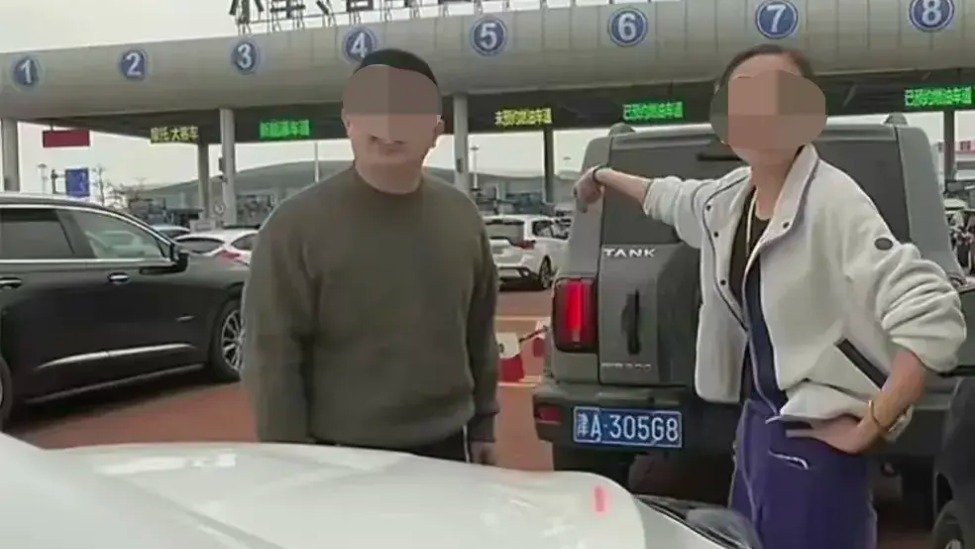 4个角度画面还原奔驰男砸车全程，双方“擦枪走火”矛盾升级