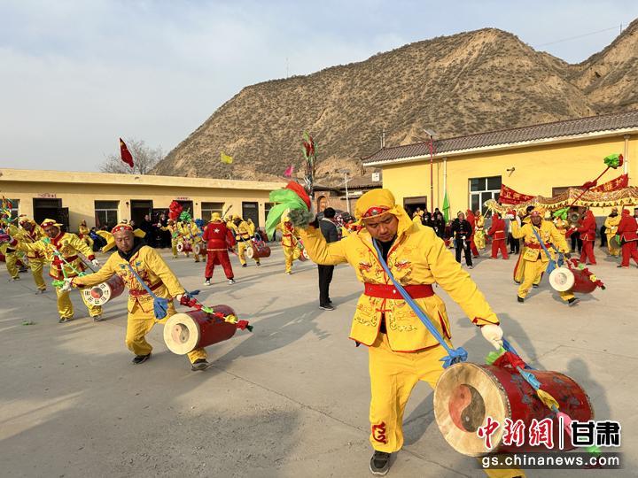 图为兰州市安宁区社火排演
