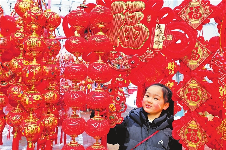 2月5日，市民在温县年货集市选购新春饰品。春节临近，温县城乡年货市场年味浓浓，市民置办年货，红红火火迎新春。（徐宏星 摄）
