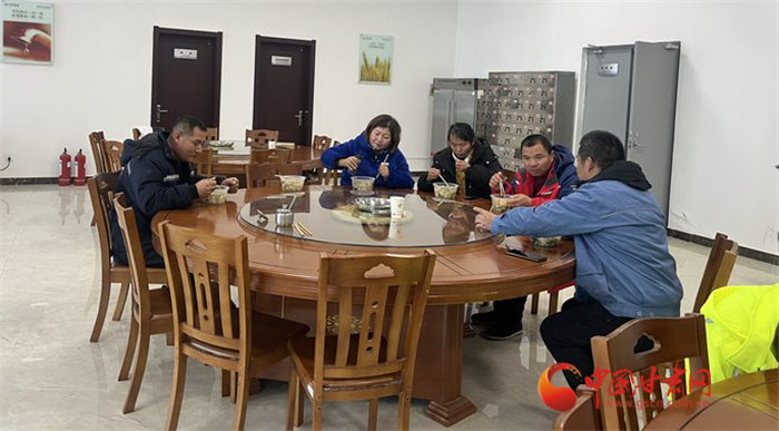 甘肃春运暖心故事集雪天食堂招待滞留车辆司乘