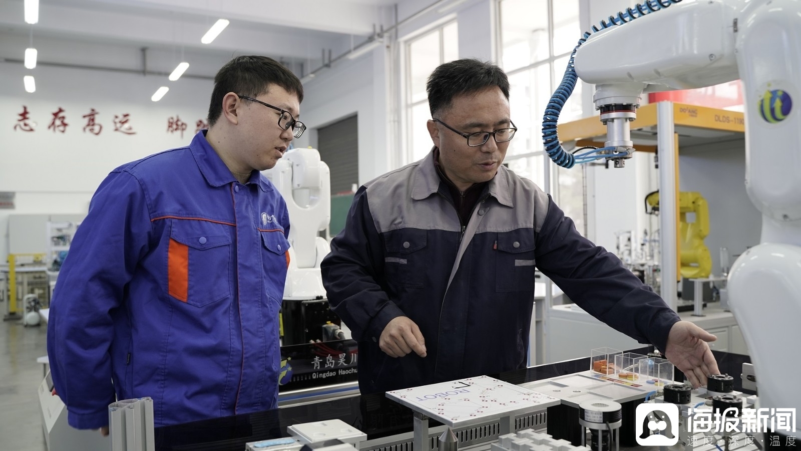 徐丕兵正在向陈愉聪讲解学习中遇到的问题