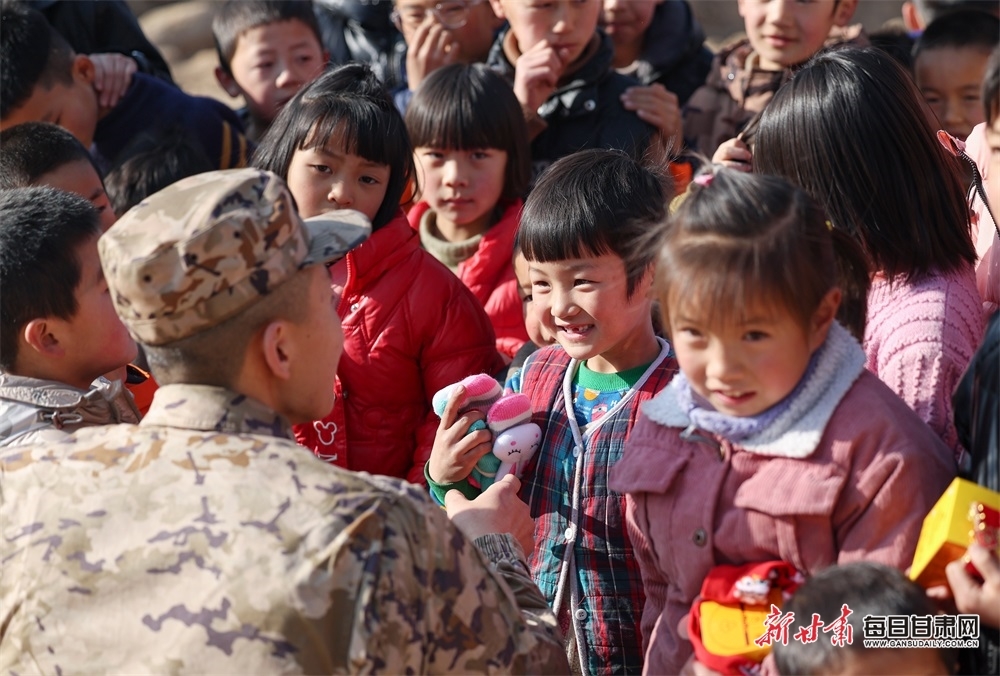 2月5日，在积石山县刘集乡高李村，武警甘肃总队临夏支队官兵为小朋友送去糖果和玩偶等新春礼物。