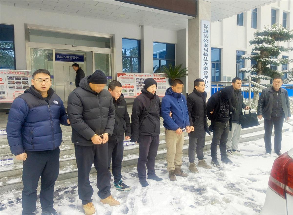 民警抓获贩卖毒品犯罪嫌疑人（视频截图）