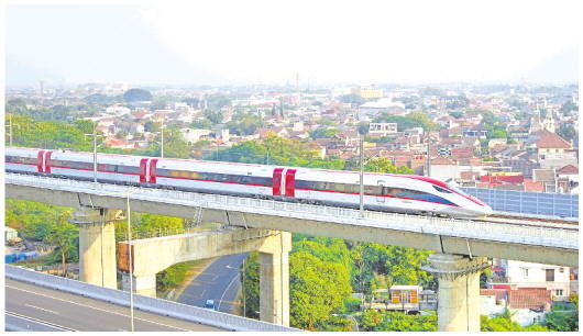 当地时间2023年9月7日上午，中车四方股份公司设计制造的时速350公里雅万高铁动车组，从雅加达的哈利姆车站出发，高速驶向万隆。