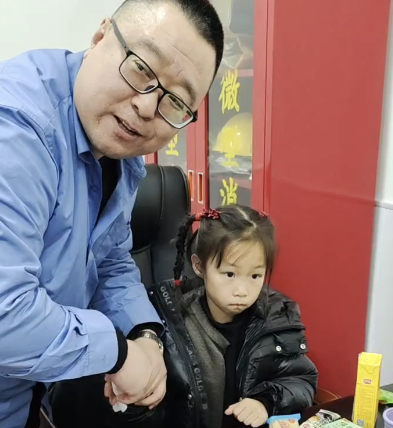 杭州女孩豆豆在长春西站暖心5小时