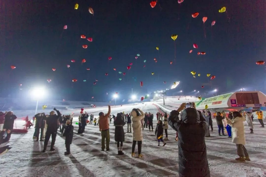 游客在吉林滑雪场过大年。图片来源：悠游吉林
