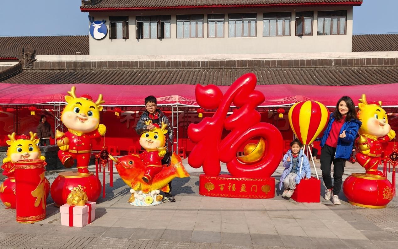 武当山:万名游客春节祈福
