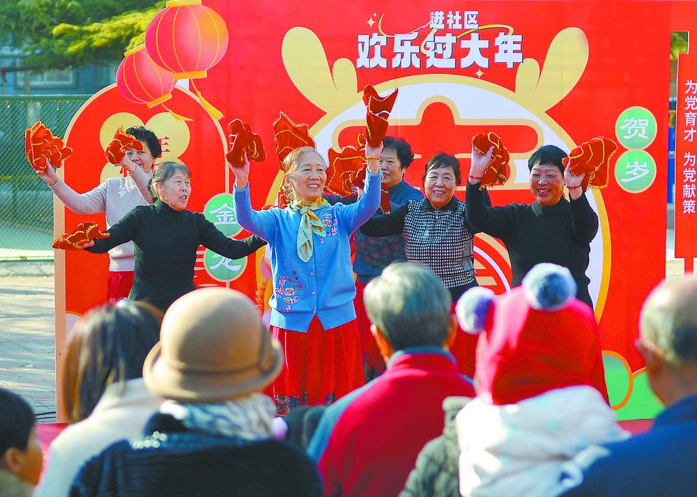 在裕华区金马二社区，群众跳起欢快的舞蹈唱起动人的歌，欢度新春佳节。