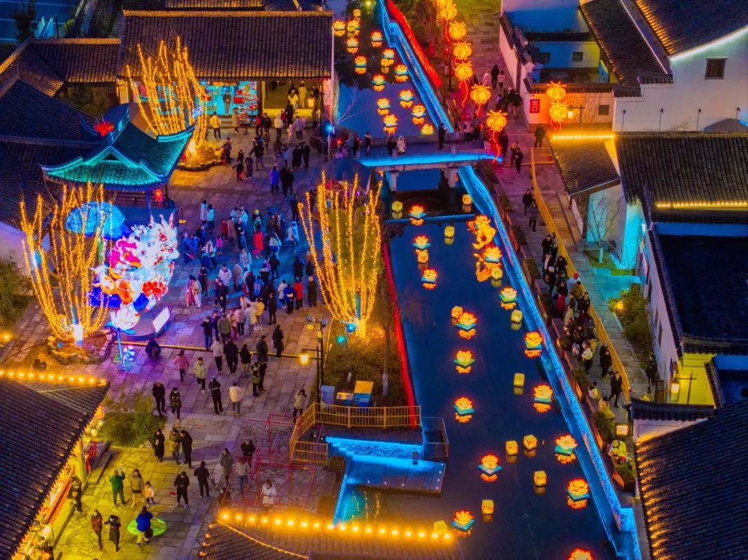 一步一景,欣赏几十组花灯共同呈现出的这场中华传统文化奇幻大戏