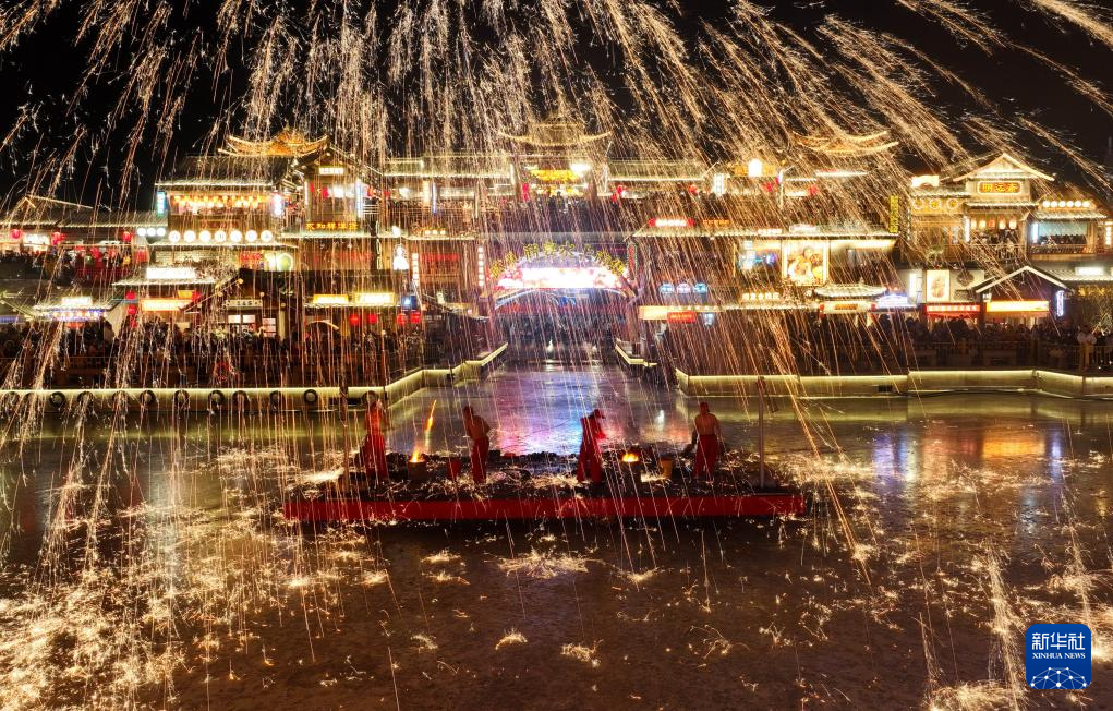 2月10日，民间艺人在河北省唐山市丰南区河头老街为游客表演“打树花”（无人机照片）。