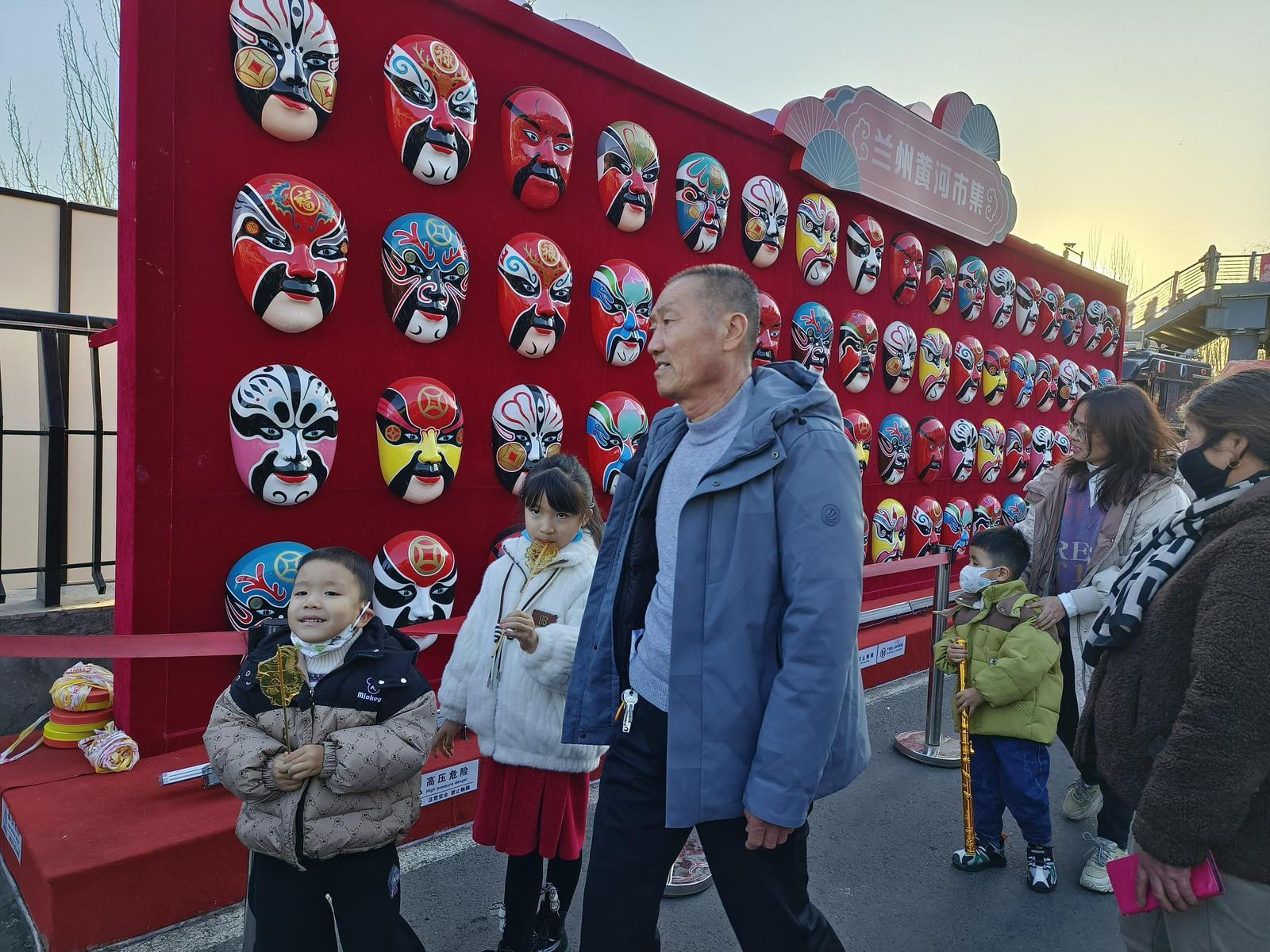 市民游览黄河市集