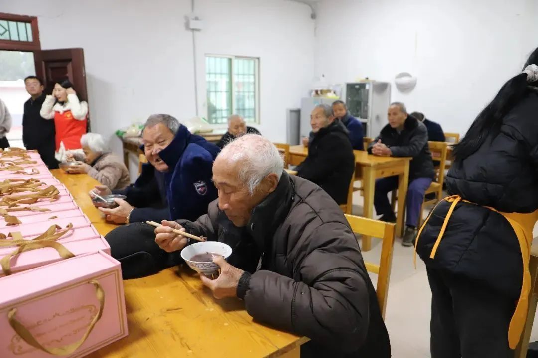 在昌江区区域性中心敬老院、汪王庙社区长者之家，工作人员将热气腾腾、精心熬制的腊八粥送到老人们的手中。图源魅力昌江