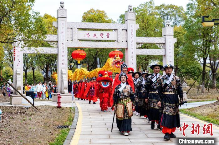 图为吉水县中国进士文化园内人头攒动，民众在这里赏龙灯、观狮舞、看表演。廖敏摄