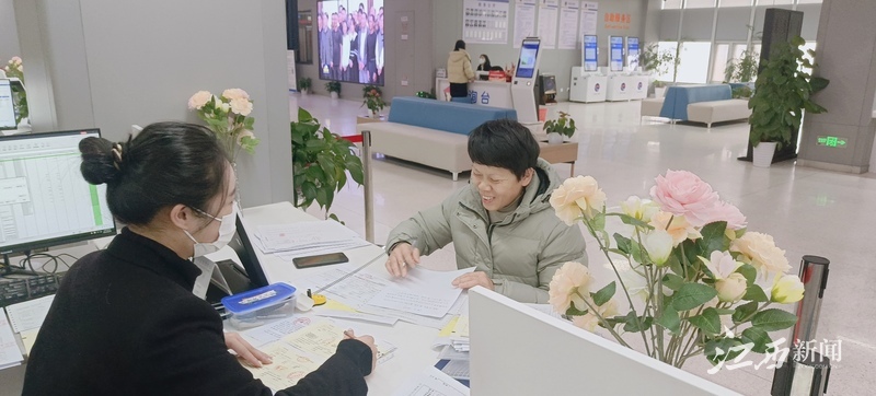 省内异地就医痛点堵点有解法,参保群众在开心办业务。摄影 | 江西日报全媒体记者洪怀峰