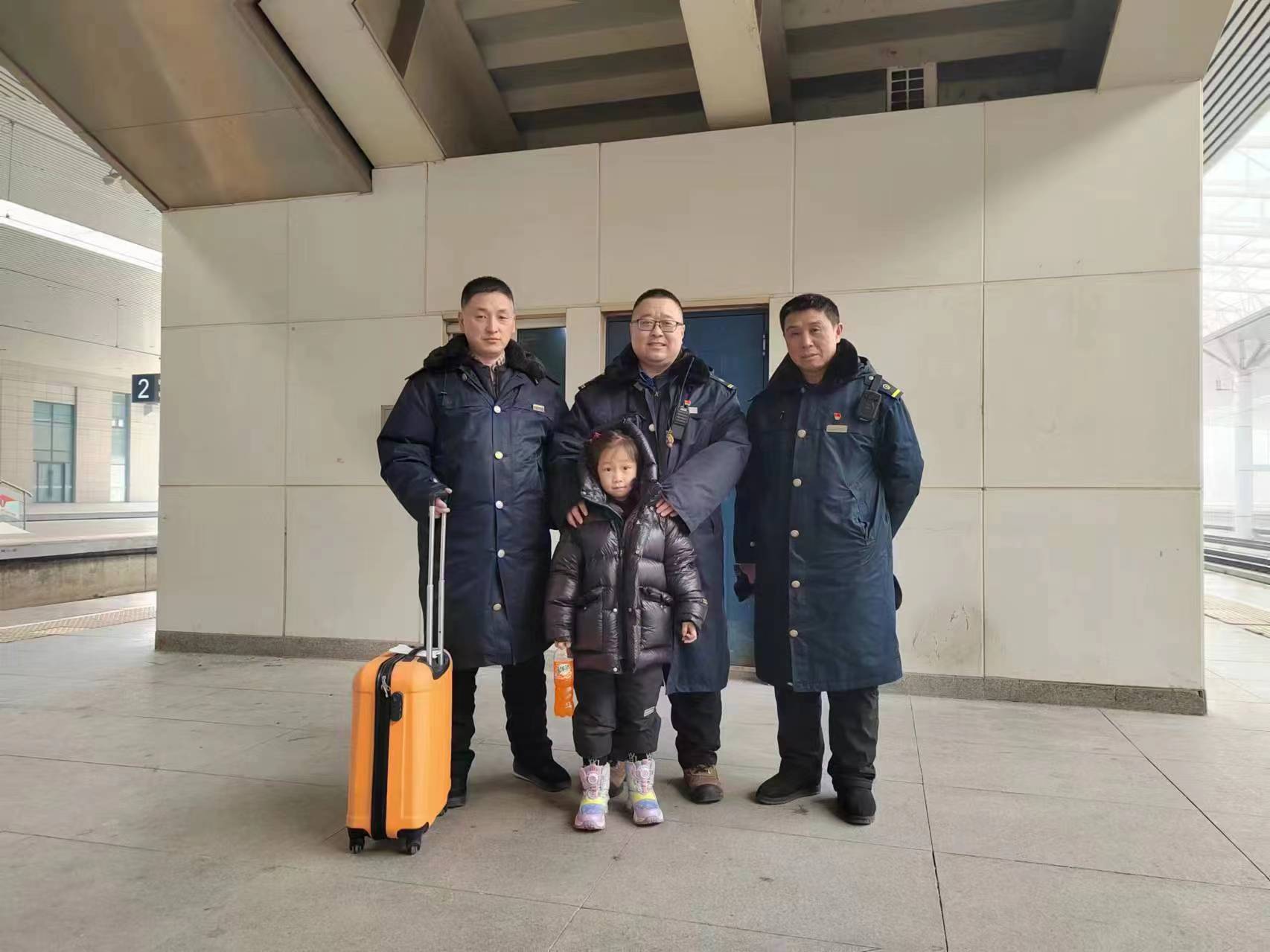 杭州女孩豆豆在长春西站暖心5小时